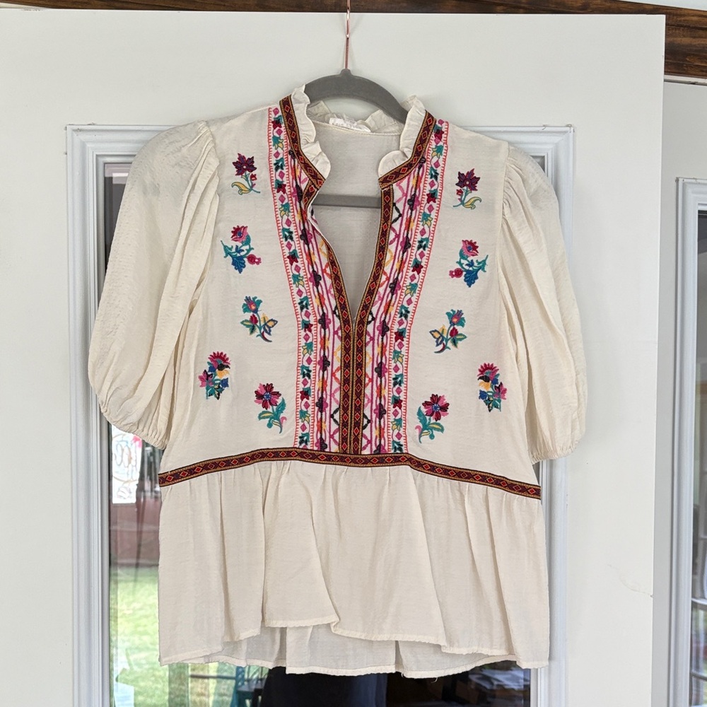 Blu Pepper Cream Blouse with Floral Embroidery size Small